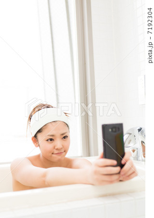 風呂でスマホを見る女性 風呂でスマホを見る女性 7192304