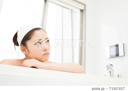 お風呂で悩む女性 お風呂で悩む女性 7192307