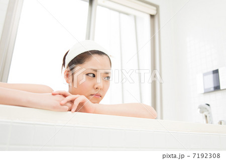 お風呂で悩む女性 7192308