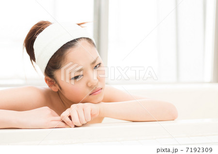 お風呂で悩む女性 お風呂で悩む女性 7192309