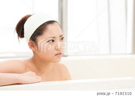 お風呂で悩む女性 7192310