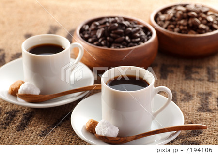 コーヒーと２種のコーヒー豆 7194106