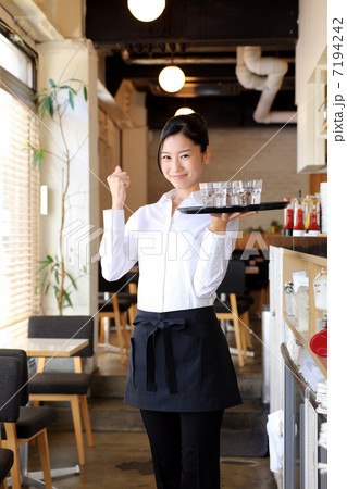 ガッツポーズ・アルバイト・女性（飲食業・サービス業・カフェ） 7194242