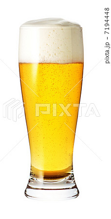 ビールの切り抜き（ピルスナーグラス）白バック 7194448