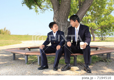 木陰で会話する親子 7194510