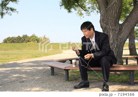 木陰の男性とスマホ 木陰の男性とスマホ 7194566