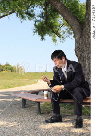 木陰の男性とスマホ 木陰の男性とスマホ 7194567