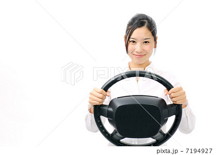 車のハンドルを握る女性の写真素材