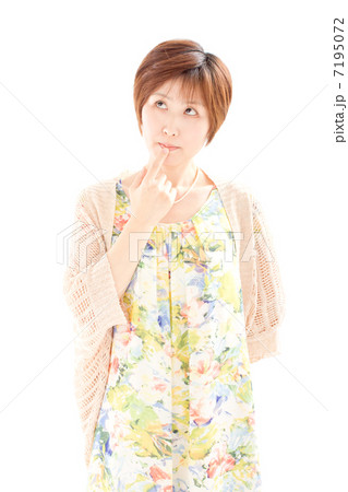 顎に手を添えて何かを考えるワンピースを着た女性 7195072