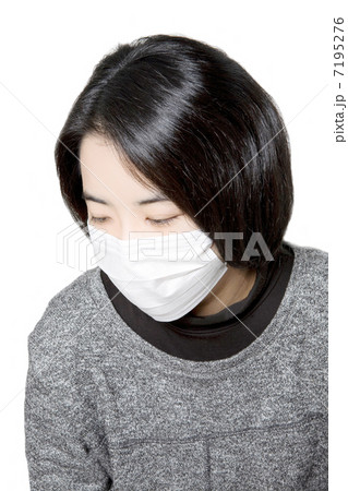 マスクをして俯く女性 7195276