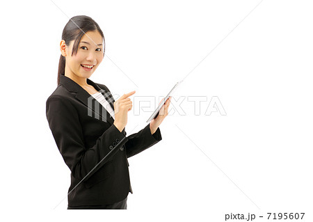 タブレットを使うビジネスウーマン 7195607