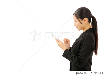 タブレットを使うビジネスウーマン 7195611