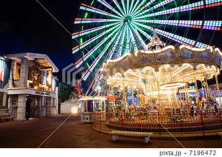 夜の遊園地の写真素材