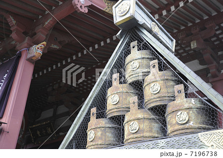 寺と樽 7196738