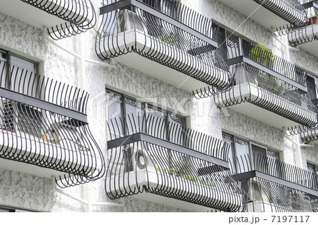 白いアパートのバルコニー 白いアパートのバルコニー 7197117