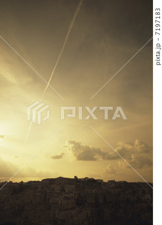 洞窟住居と飛行機雲 7197183