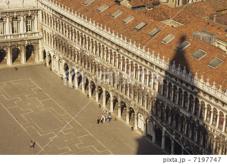 サンマルコ広場の鐘楼の影 7197747