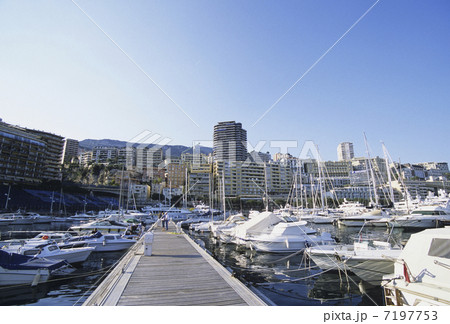 モンテカルロ港のヨットとホテル 7197753