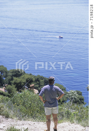 海を眺める男性 7198218