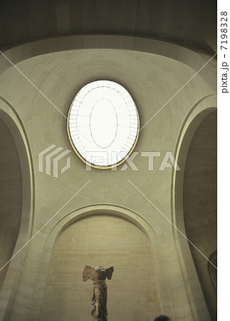 ニケ像と天窓 7198328