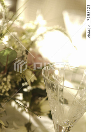 グラスと花 グラスと花 7198523