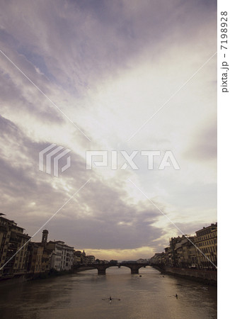 黄昏のアルノ川 7198928