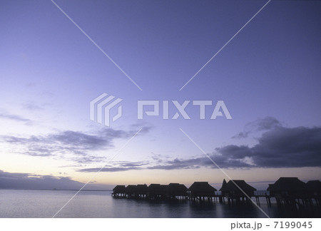 夜明けの水上コテージ 7199045