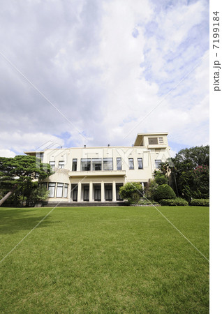 東京都庭園美術館本館と庭 7199184