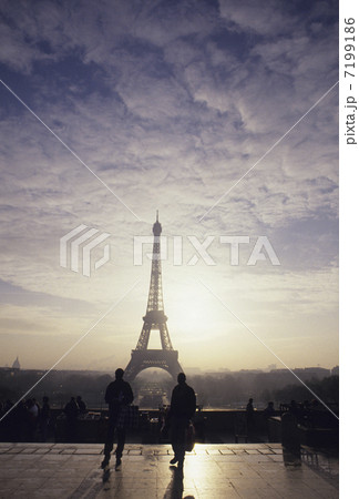 シャイヨー宮より朝日とエッフェル塔 7199186