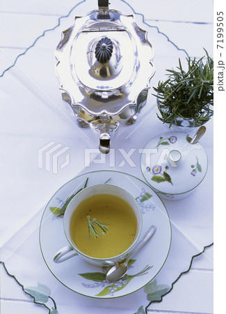 ポットとハーブティー 7199505