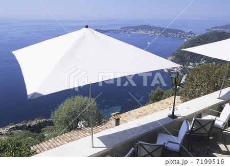 海を見下ろすカフェ 7199516