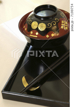 漆器と箸 7199754