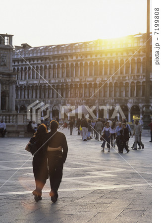 サンマルコ広場のカップル 7199808