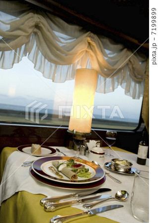 レストランカーの食事 7199899