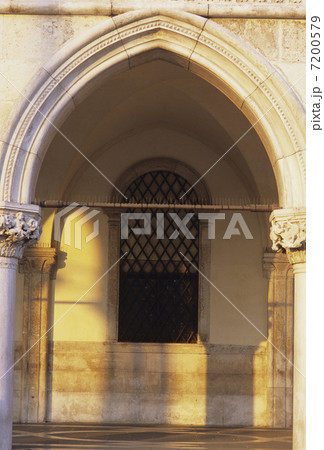 回廊のアーチ 7200579
