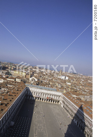 鐘楼からのサンマルコ広場 7200580