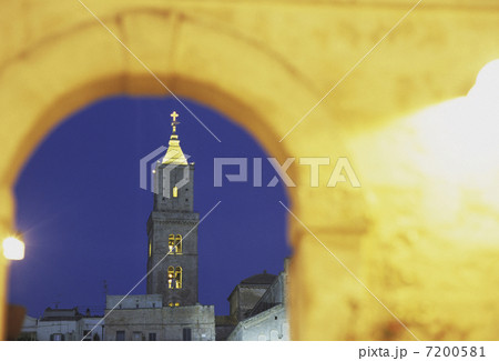 洞窟住居のアーチとドゥオーモ 7200581