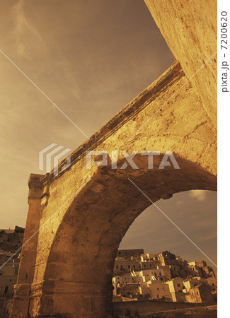 洞窟住居のアーチ 7200620