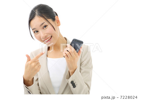 スマートフォンを見るビジネスウーマン 7228024