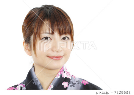 浴衣の若い女性（顔アップ） 7229632
