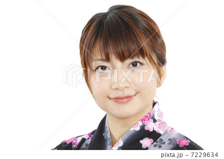 浴衣の若い女性（顔アップ） 7229634