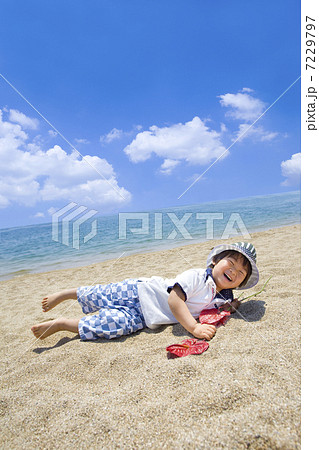 夏の海で遊ぶ笑顔の子供の写真素材 [7229797] - PIXTA