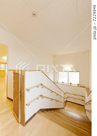 学校校舎の階段 7229846