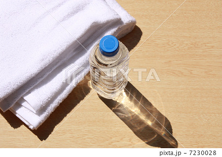 ミネラルウォーターとタオル 7230028