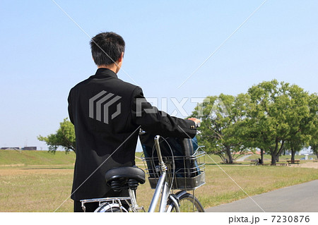 自転車通学の少年 7230876