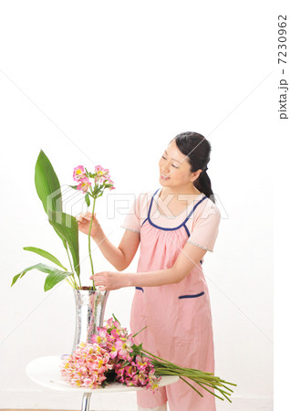 お花をいける女性の写真素材