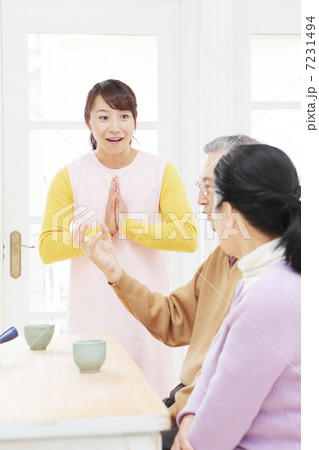 シニア夫婦と介護士 7231494