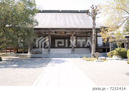 ある木造の寺の本堂 ある木造の寺の本堂 7232414
