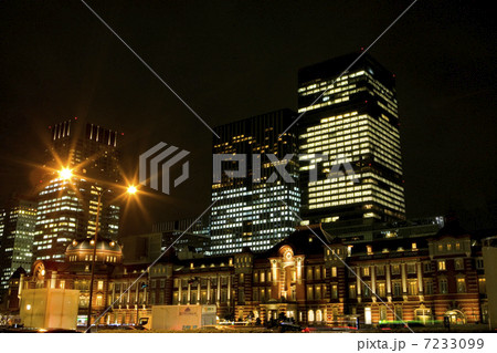 東京駅とビル群の夜景 東京駅とビル群の夜景 7233099