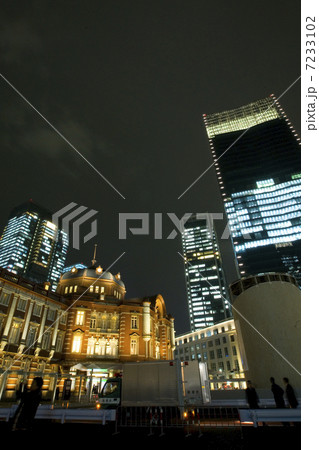 東京駅とビル群の夜景 7233102